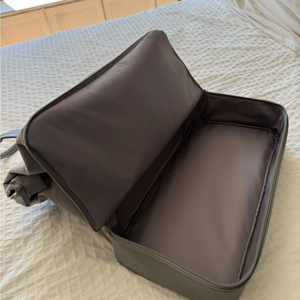 BRAND NEW WITH TAGS Beis Weekender Bag - Picture 6 of 7